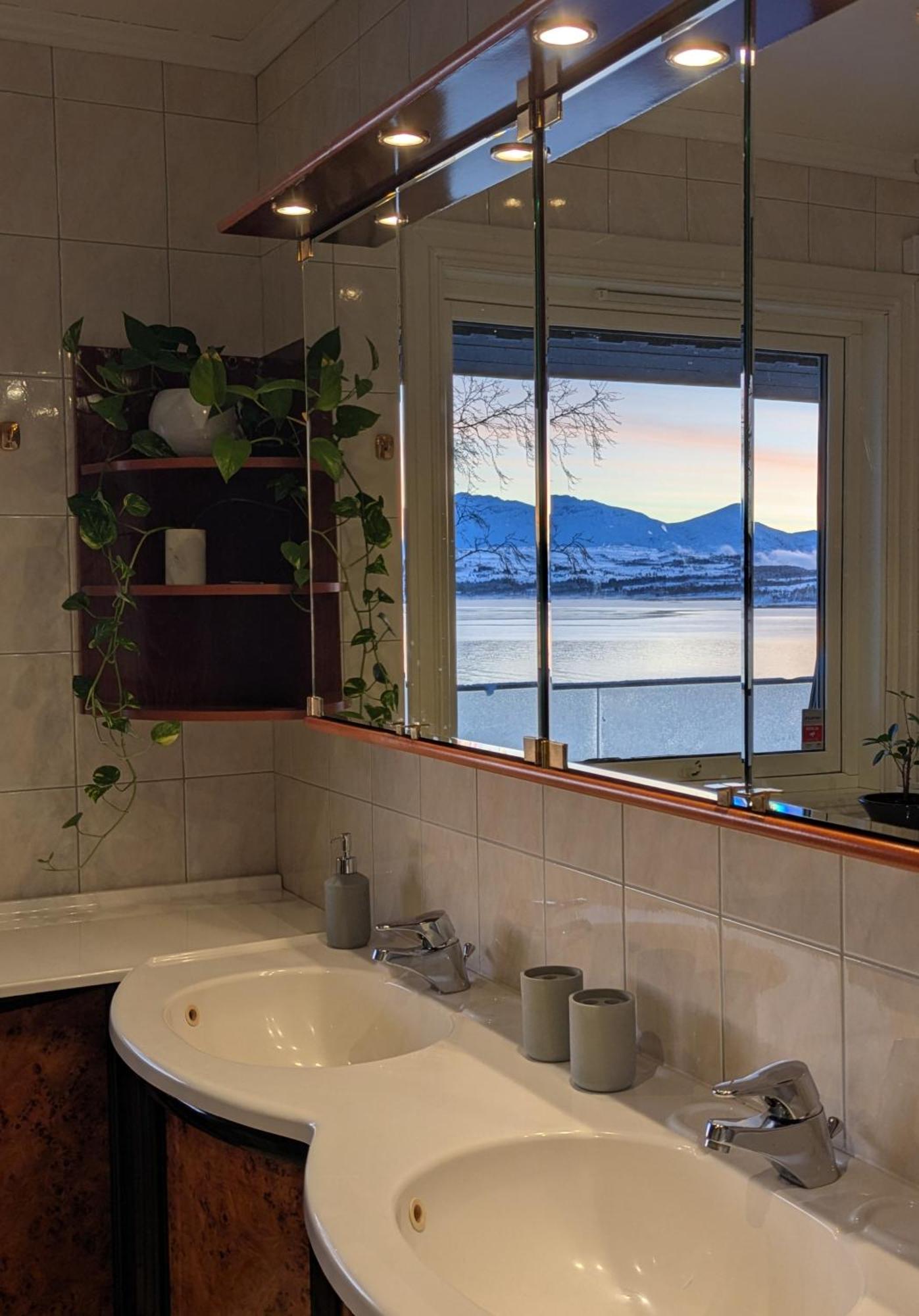 Hus Med Egen Strandlinje Tromsø Exterior foto